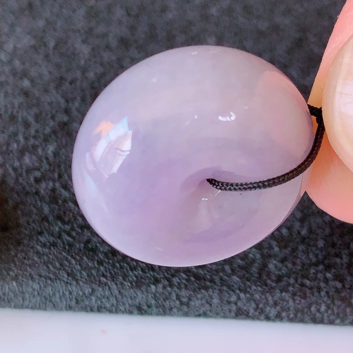 自然光实拍，冰润紫罗兰翡翠平安扣吊坠，形体饱满圆润，平安扣肥嘟嘟的，平平安安，种水很好，配戴精美！#41.5