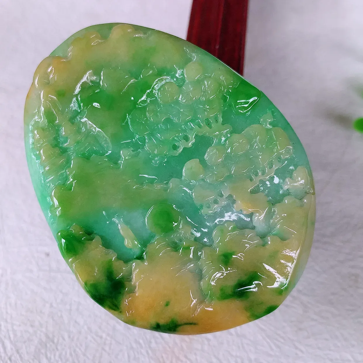 自然光实拍，冰润黄加绿翡翠山水牌吊坠，寓意“常青、背靠大山、水（财）长流、平安之意”生机盎然的翠意，一眼既心醉，雕工精致，佩戴效果优雅迷人！#97.3