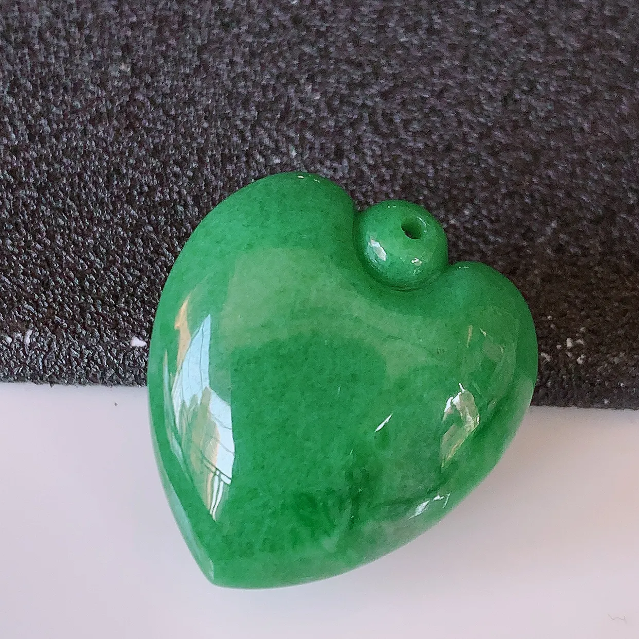 自然光实拍，冰润满绿翡翠爱心吊坠，翠色灵动，种老水足，寓意好，品相佳，佩戴佳品！#32.5