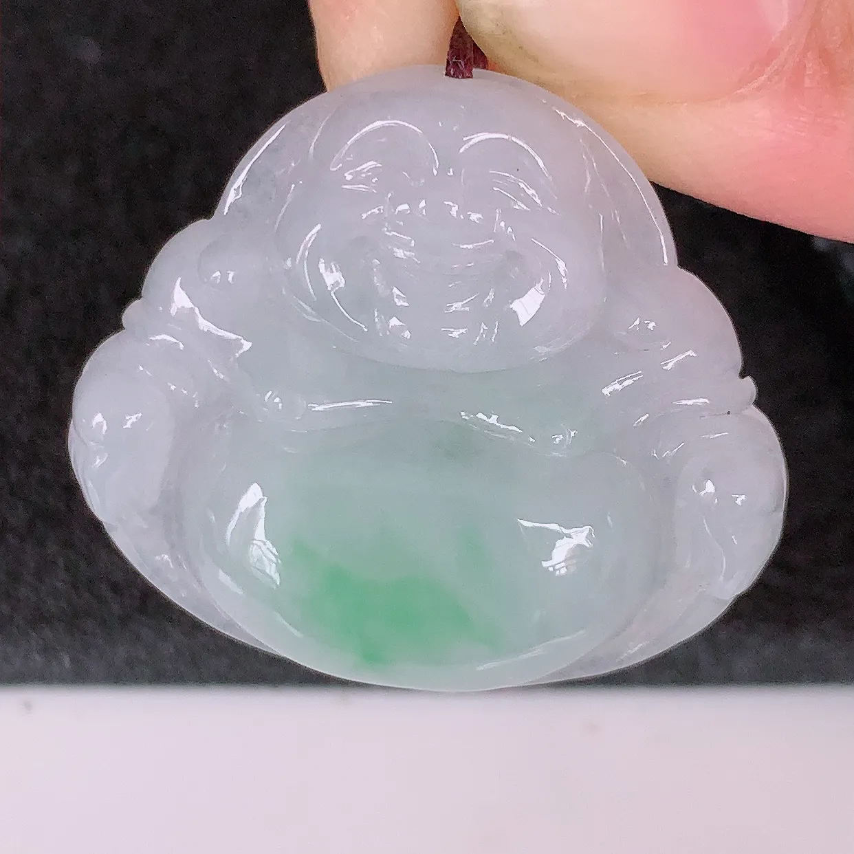 自然光实拍，冰飘绿翡翠佛公吊坠，玉笑佛，饱满，开脸喜庆，配戴优雅迷人！#57.3