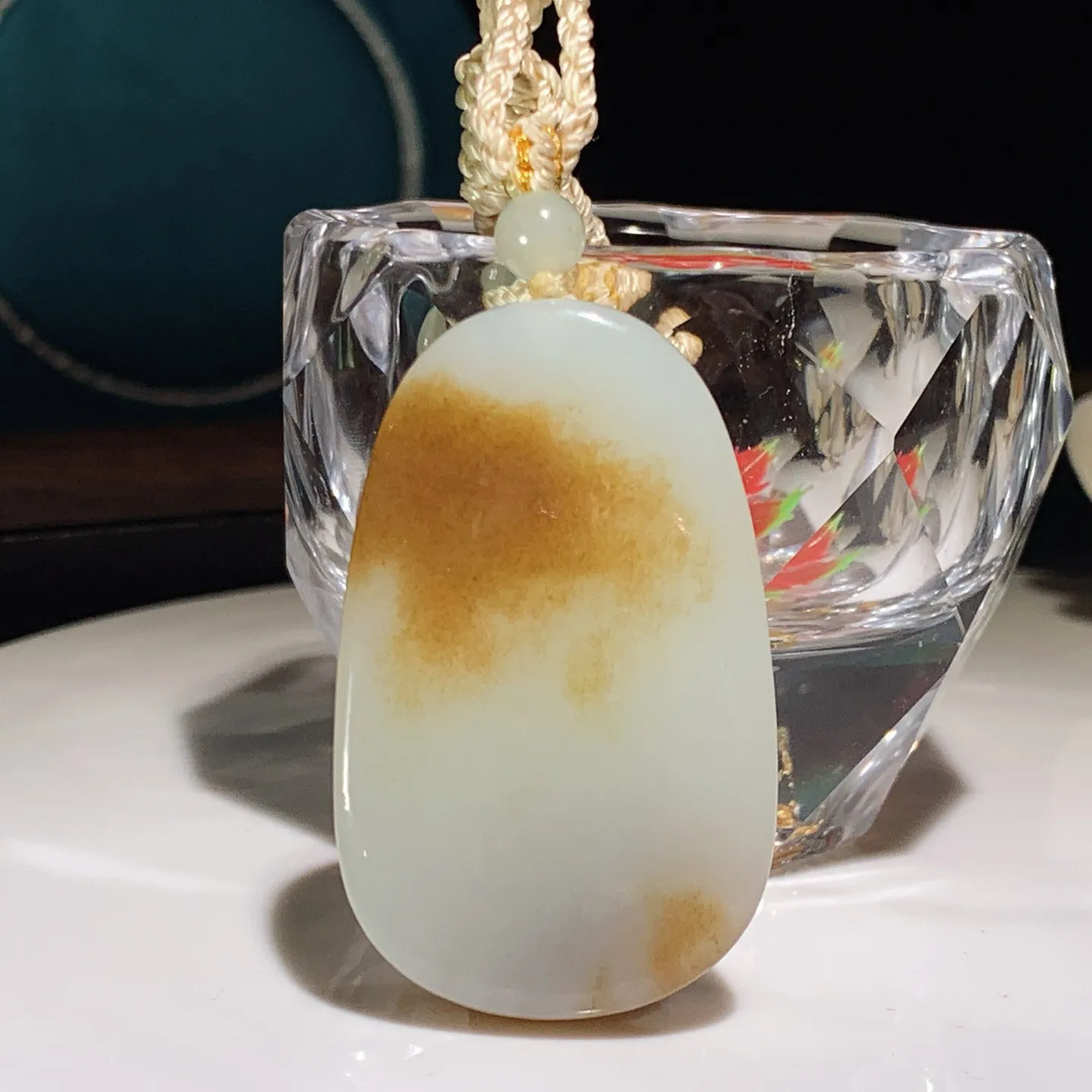 新疆且末糖平安无事牌子挂件。尺寸47/29/13重31克。玉质细腻油润。手推出油。佩戴高端典雅。lt251206