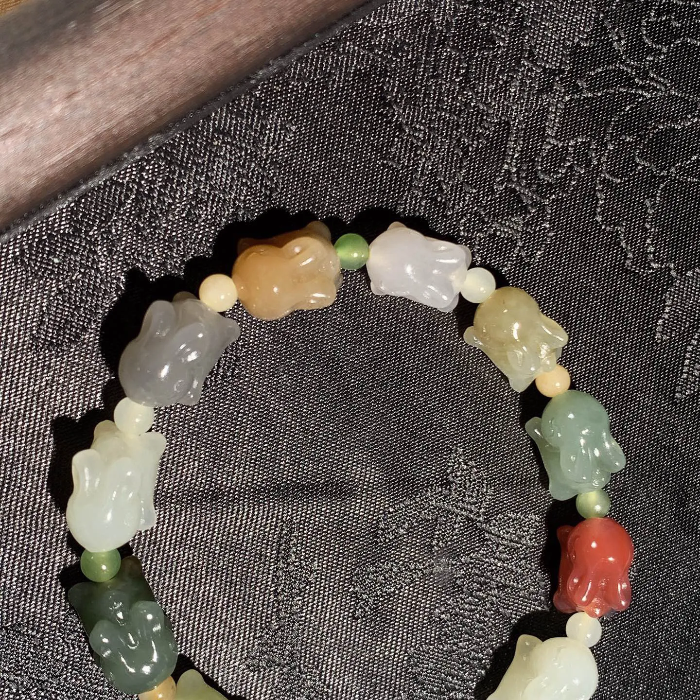 和田玉多宝前途无量兔子手串。单颗尺寸12/9/9重20克。玉质细腻油润。手推出油。佩戴高端典雅。lt