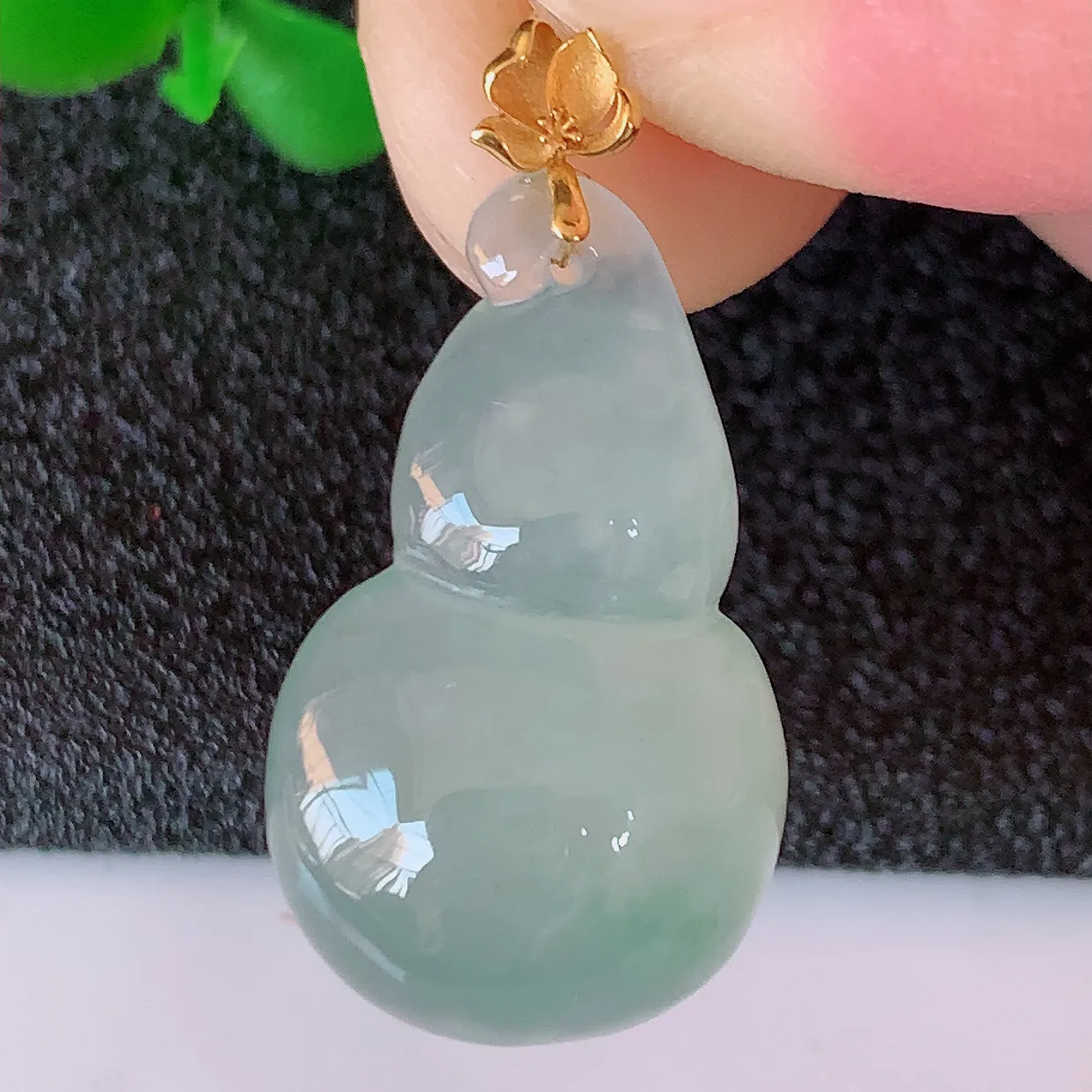 18K金镶嵌冰种飘花翡翠葫芦吊坠，葫芦寓意福禄双全，财源滚滚，佩戴效果优雅迷人！#41.5