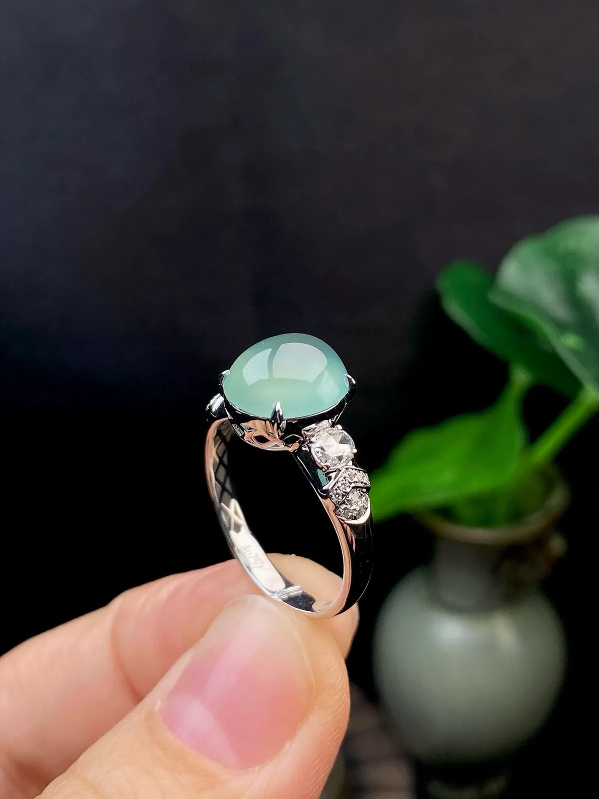 【冰种晴蛋面戒指】饱满度很好，无纹无裂，晶莹剔透，18k金钻镶嵌，裸石尺寸10.2*8.9*4.8毫