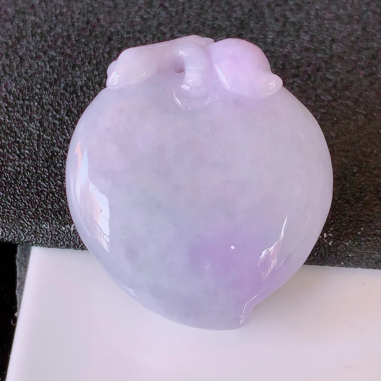 自然光实拍，冰润紫罗兰翡翠桃子吊坠，翠色灵动，种老水足，寓意好，品相佳，佩戴佳品！#32.5