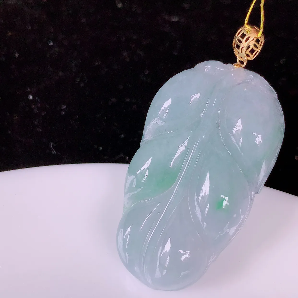 18K金镶嵌冰春带彩翡翠叶子吊坠 ，种水足，色泽清新，工艺精湛，叶子寓意美好；金枝玉叶，事业有成。#35.6