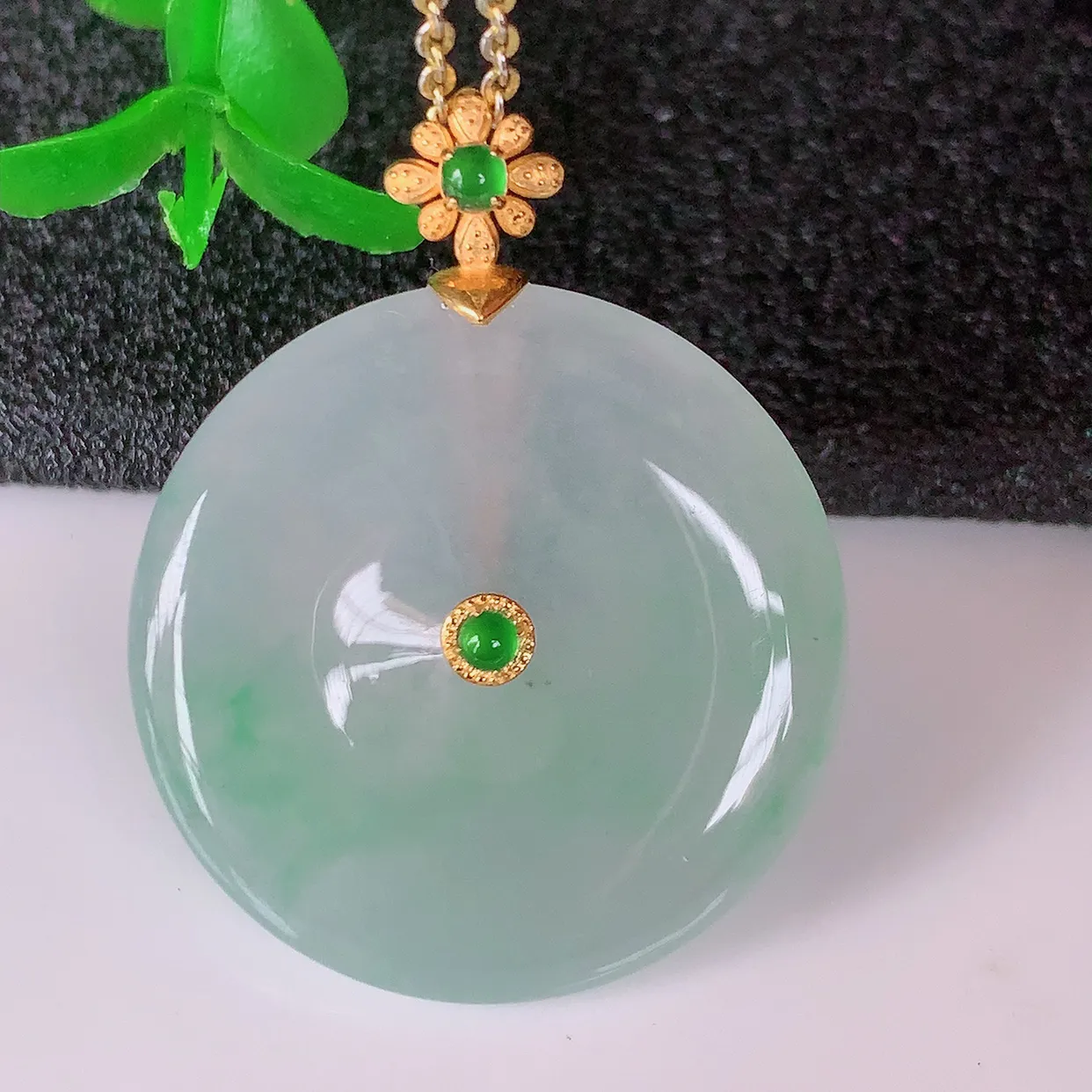 18K金镶嵌冰种飘绿翡翠平安扣吊坠，水润光泽，寓意平平安安，佩戴时尚漂亮！#41.3整体30.5-24-5.2裸石24*24