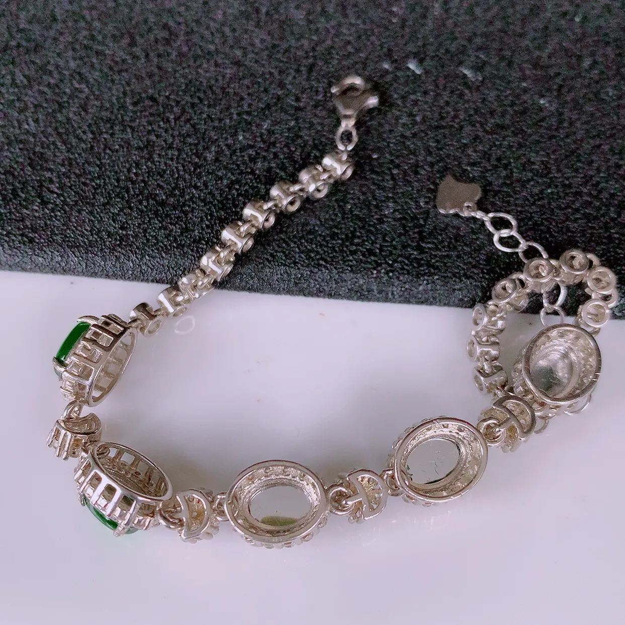 冰透满绿翡翠925银镶嵌，自然光实拍，翠色灵动，颜色漂亮，种老水足，品相佳，佩戴佳品！#97.3取一整体10.5-8-6.2裸石7*4.8