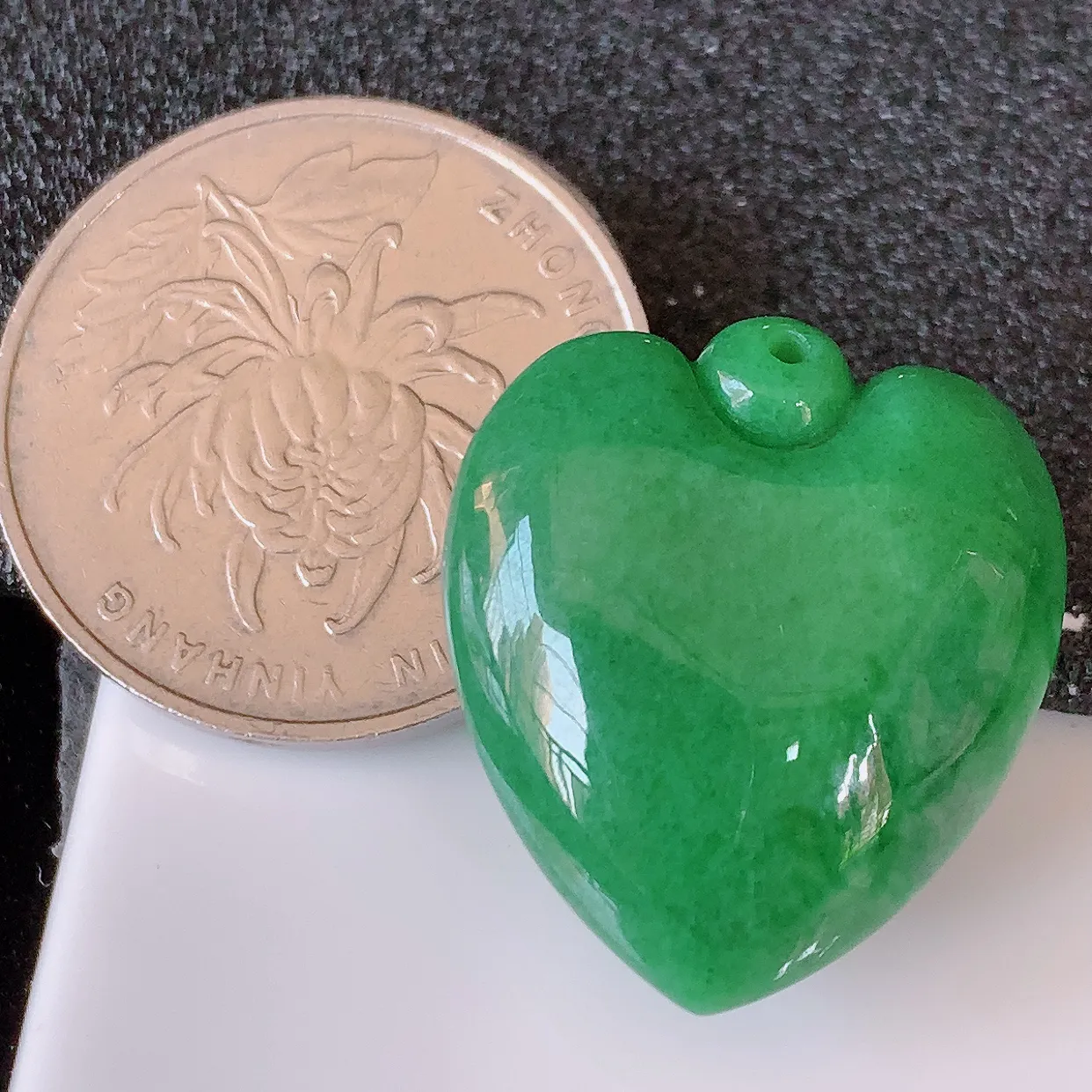 自然光实拍，冰润满绿翡翠爱心吊坠，翠色灵动，种老水足，寓意好，品相佳，佩戴佳品！#32.5