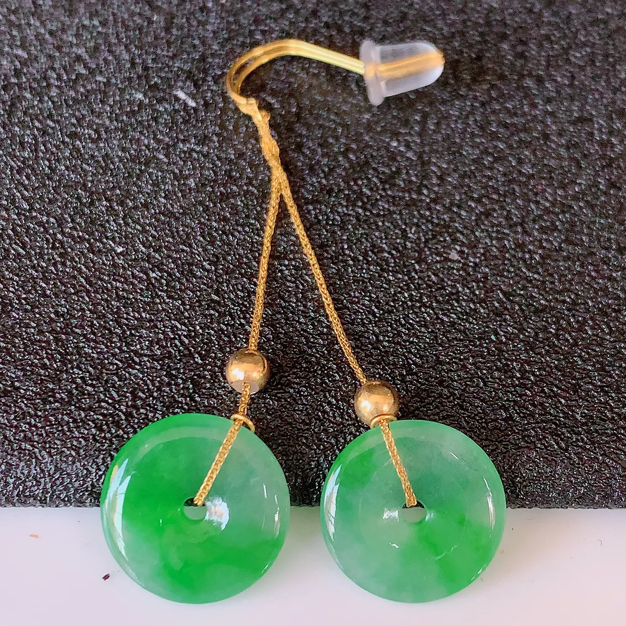 18k金镶嵌冰种飘绿翡翠平安扣耳坠，沁人心脾，耳坠佩戴效果大气出众，尽显气质。种水好，胶感足，颜相当漂亮，高性价比，值得入手品鉴！#41.5整体45.5裸石12*2.2