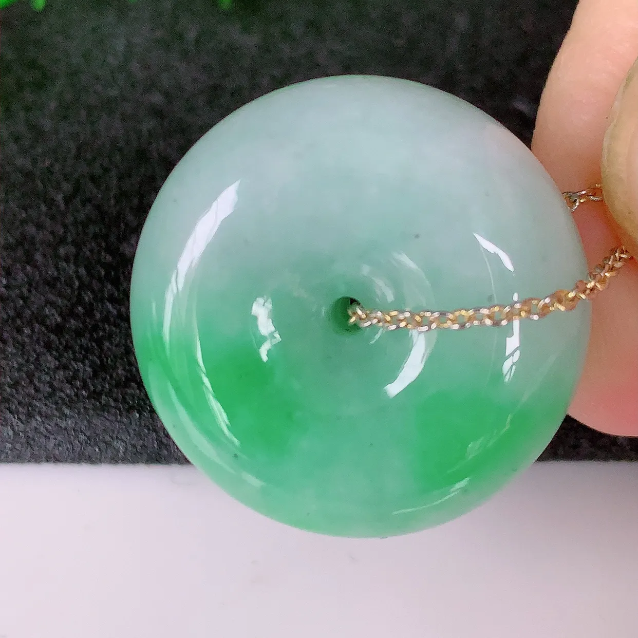 自然光实拍，冰润飘绿翡翠平安扣吊坠，形体饱满圆润，平安扣肥嘟嘟的，平平安安，种水很好，配戴精美！#05.3