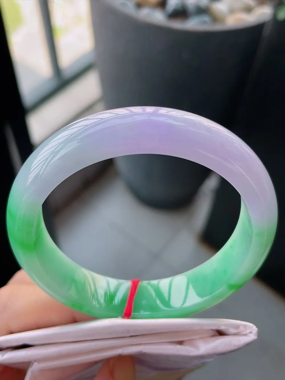 【翡翠名称】春带彩阳绿57正圈口翡翠手镯
【翡翠尺寸】57-14-8.5mm适合56-58正圈口佩戴
【翡翠描述】缅甸天然翡翠A货，种老水足，玉质细腻，色泽靓丽，性价比高，佩戴效果好！