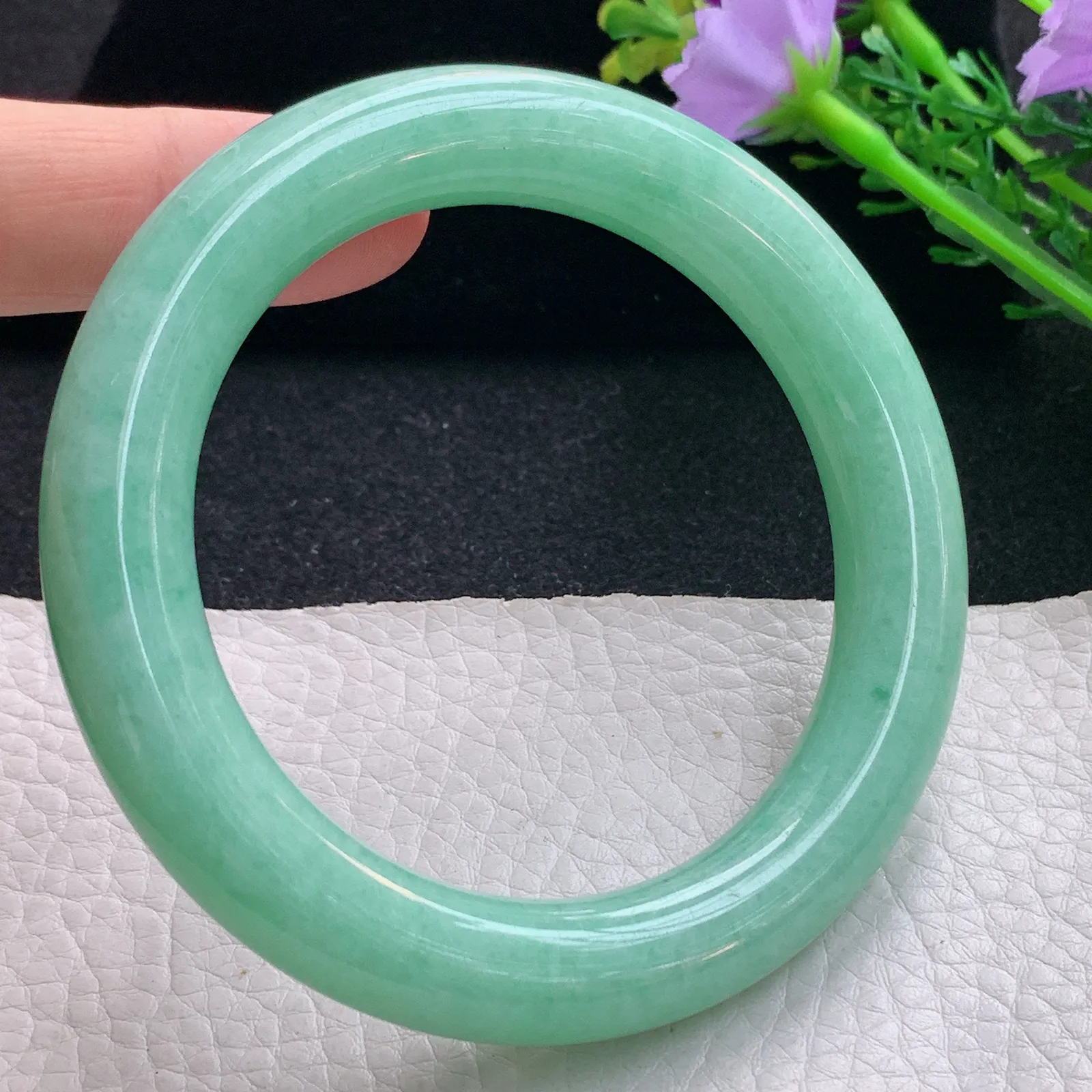 yh自然光57.5*11美人镯 翡翠a货玉手镯果绿圆条珠宝玉手环