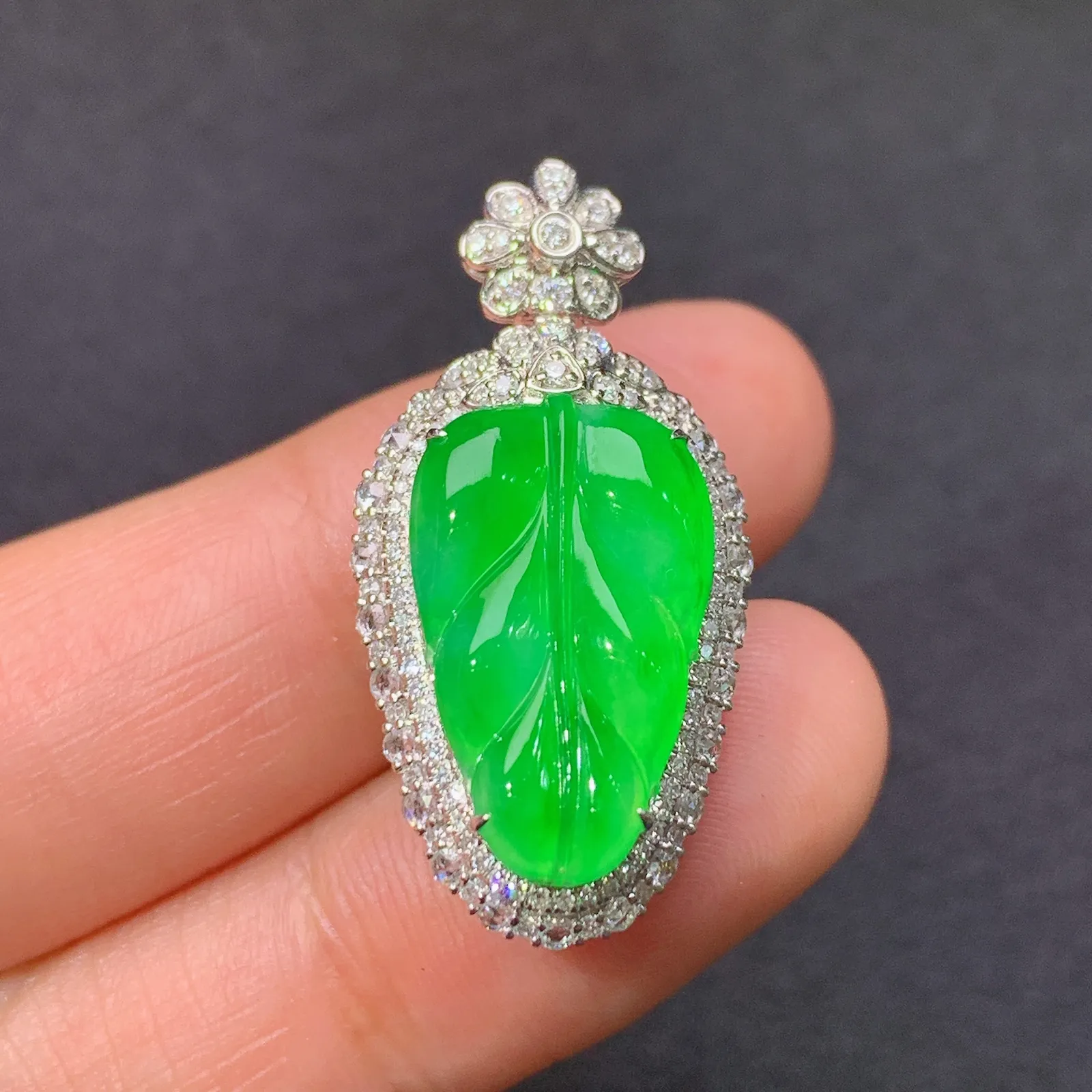 冰阳绿树叶吊坠，18k金镶嵌，色泽鲜阳，冰润细腻，种水足 尺寸30.1*15.1*9.8