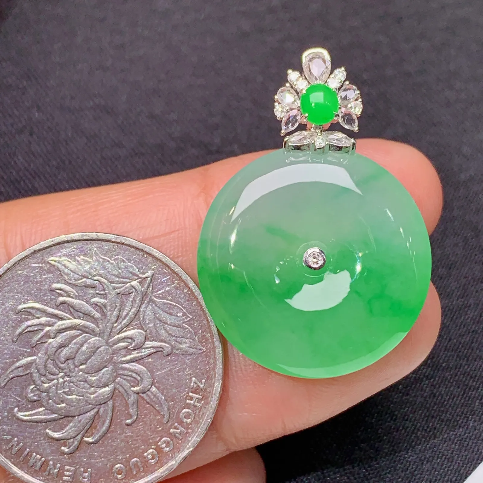 冰飘绿平安扣吊坠，18k金镶嵌，冰润色阳，玉质细腻，种水足 尺寸30.1*21.4*5.3