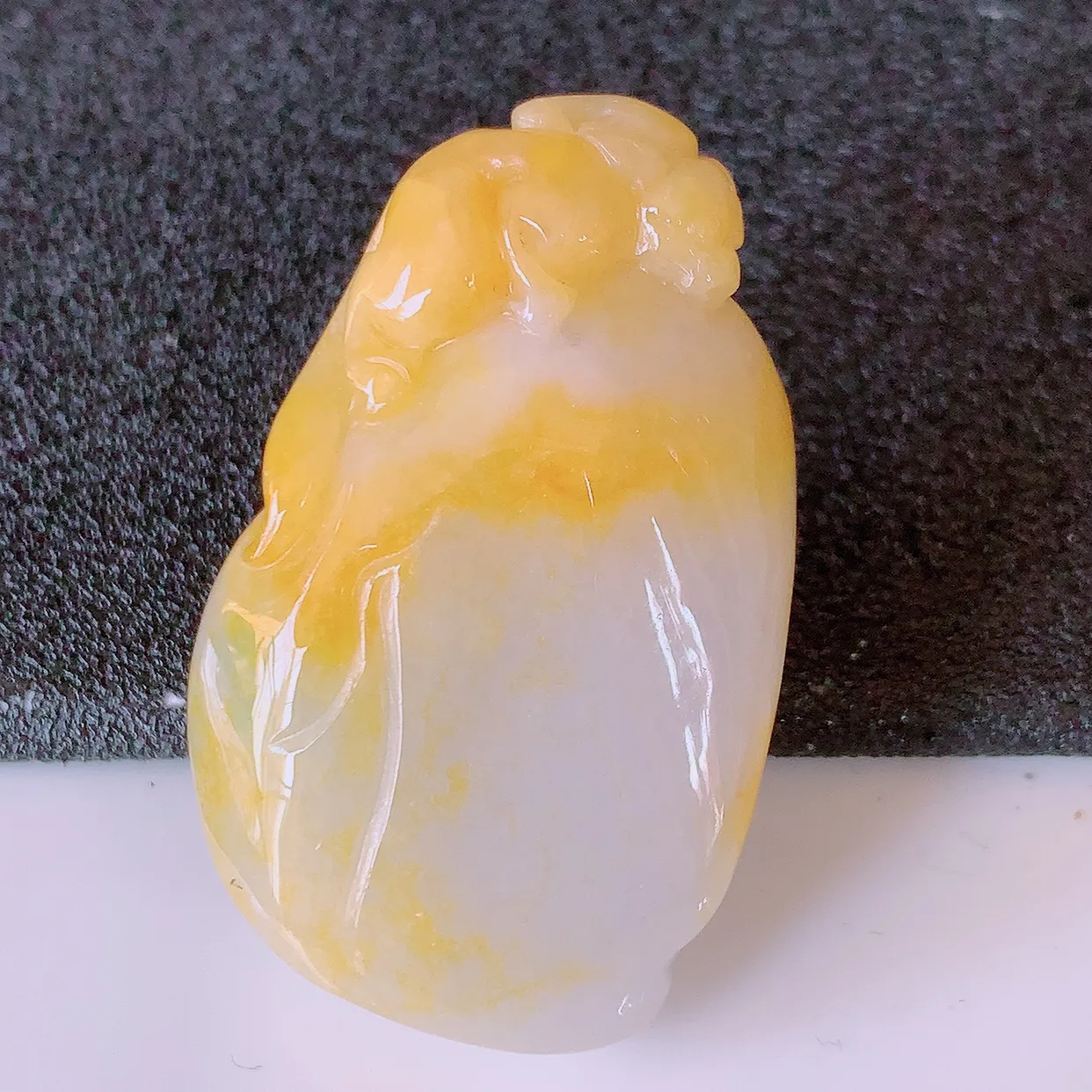 自然光实拍，冰润黄翡双彩翡翠生肖灵猴献瑞吊坠，翠色灵动，种老水足，寓意好，品相佳，佩戴佳品！#32.5