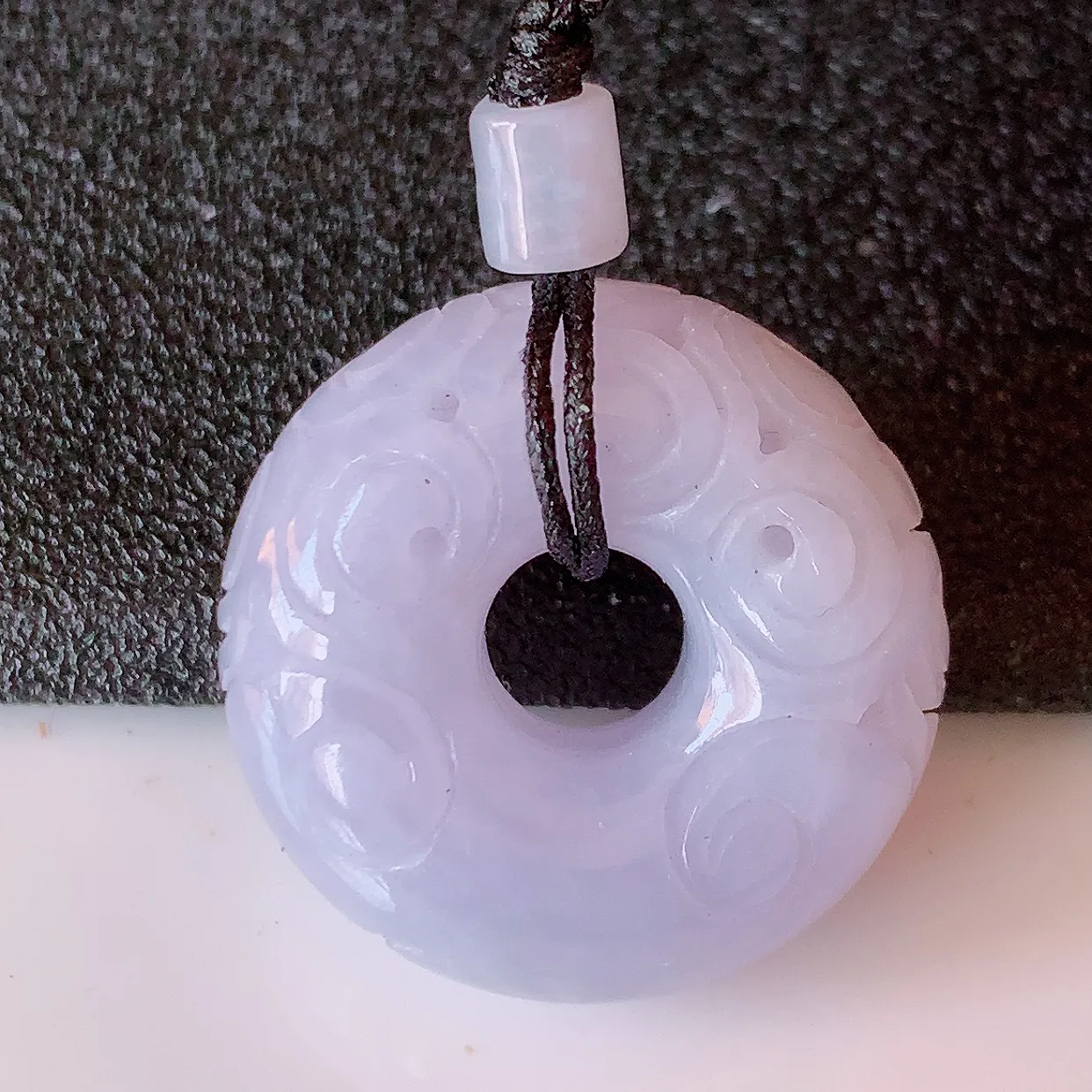 自然光实拍，冰润紫罗兰翡翠平安扣吊坠，形体饱满圆润，平安扣肥嘟嘟的，平平安安，种水很好，配戴精美！#57.5