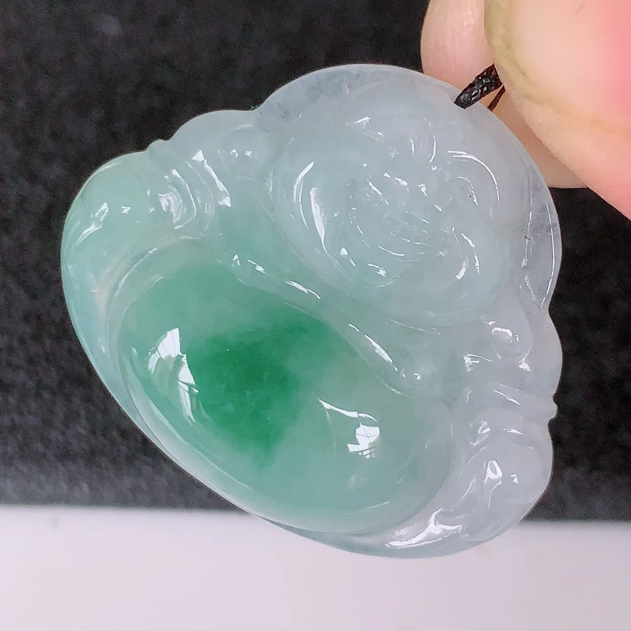 自然光实拍，冰飘花翡翠佛公吊坠，玉笑佛，饱满，开脸喜庆，配戴优雅迷人！#57.3