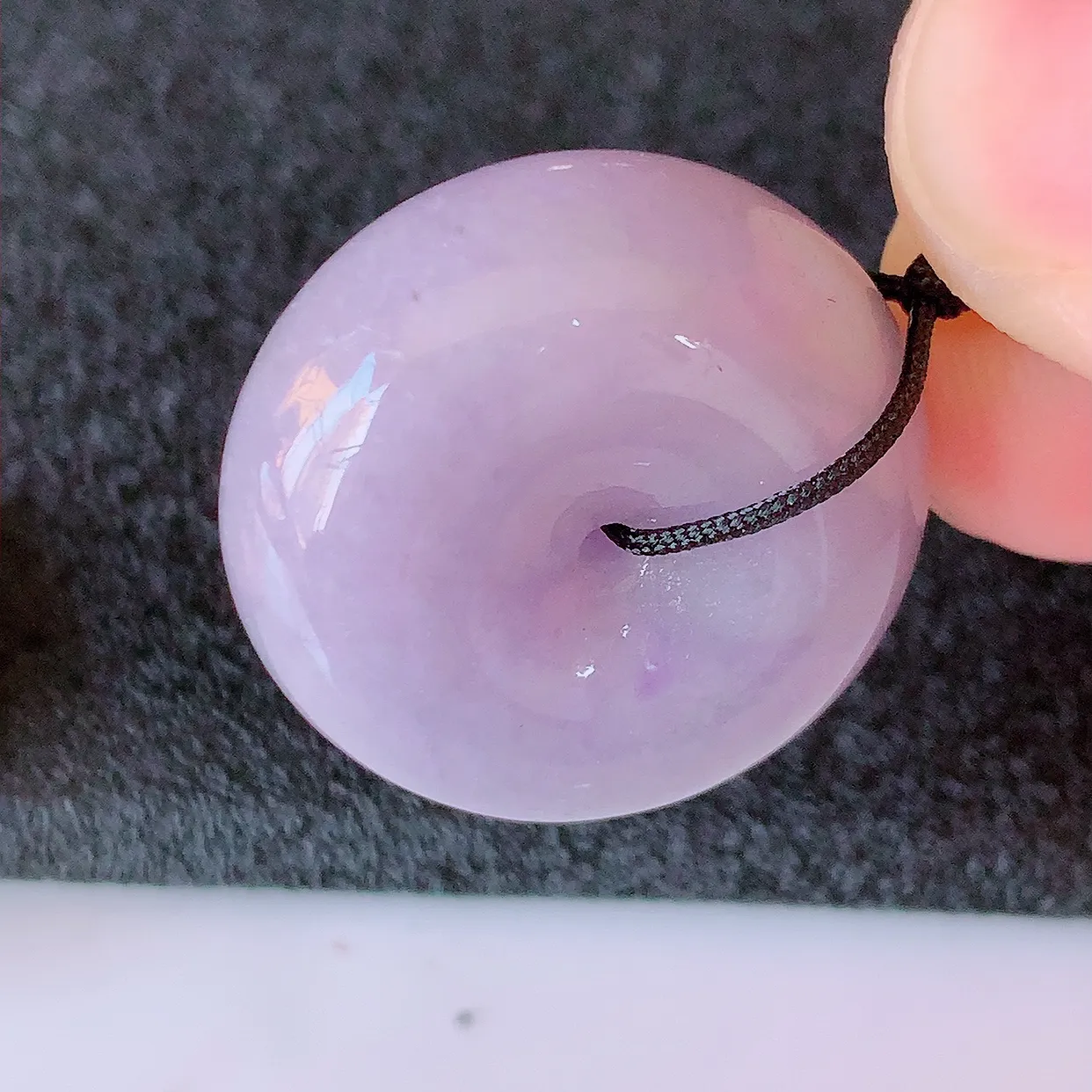 自然光实拍，冰润紫罗兰翡翠平安扣吊坠，形体饱满圆润，平安扣肥嘟嘟的，平平安安，种水很好，配戴精美！#