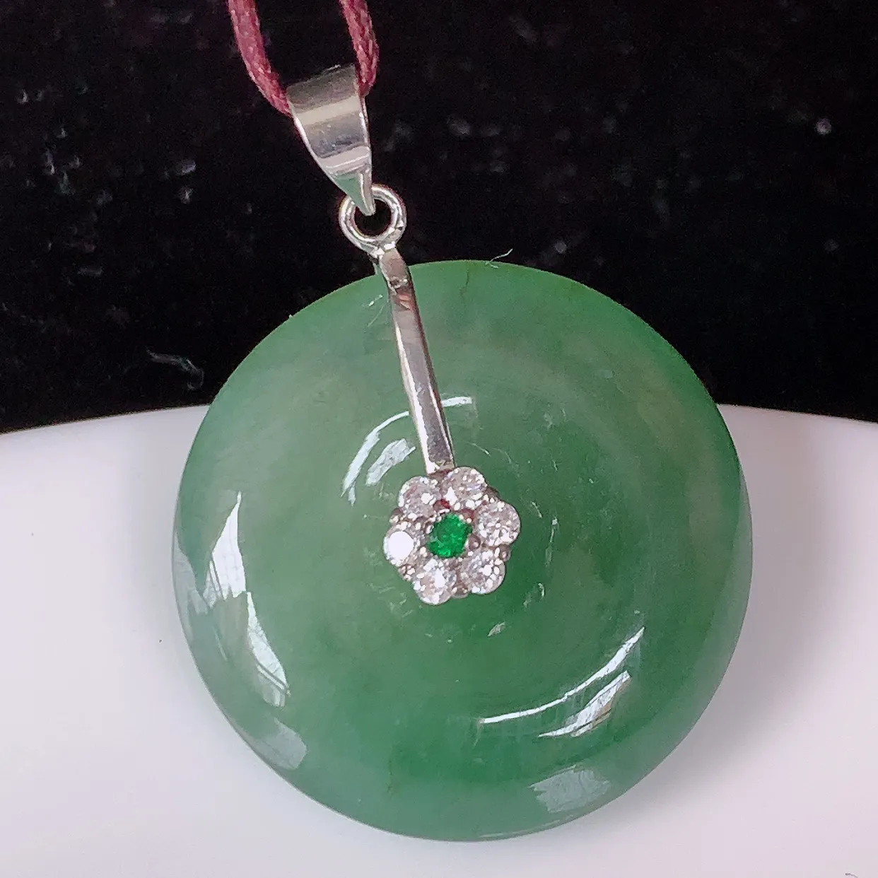 自然光实拍，冰种翡翠平安扣吊坠，翠色灵动，种老水足，寓意好，品相佳，佩戴佳品！#01.3配图银扣