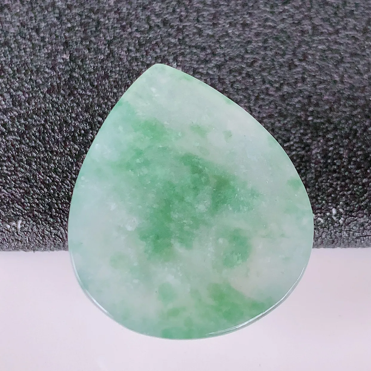 自然光实拍，冰种飘花翡翠蛋面，戒面，翠色灵动，玉质细腻，颜色漂亮，品相佳，佩戴佳品！#94.3