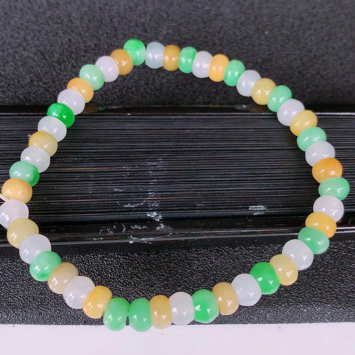 自然光实拍，冰三彩翡翠手链，多彩翡翠手串，颜色丰富，料子细腻，高档大气，自戴送礼佳品！#46.3取一