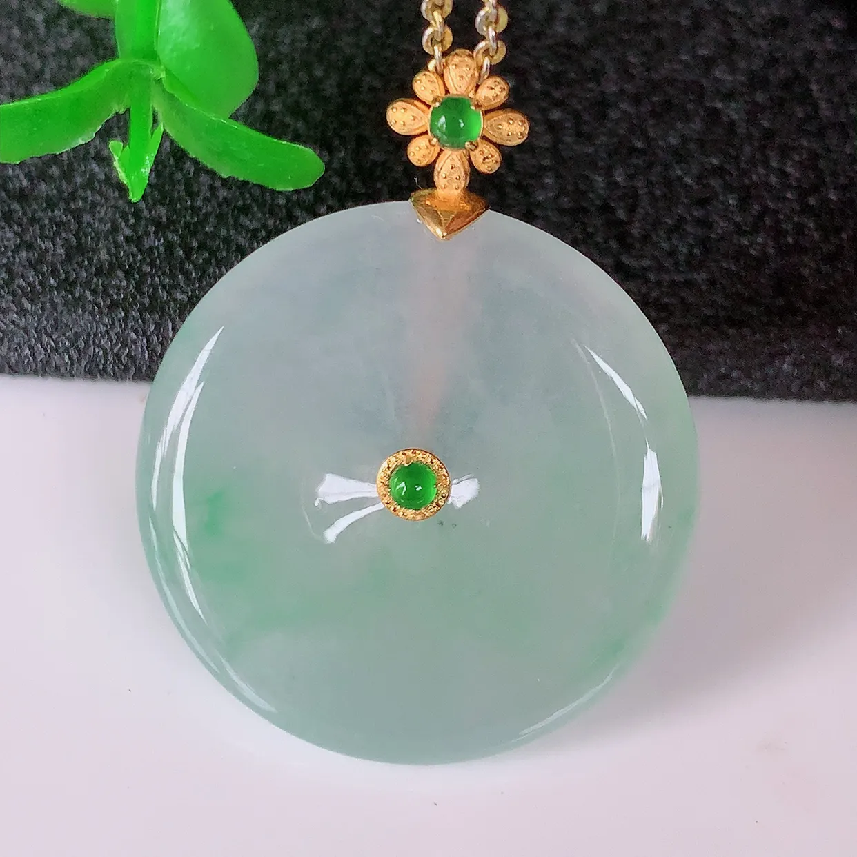18K金镶嵌冰种飘绿翡翠平安扣吊坠，水润光泽，寓意平平安安，佩戴时尚漂亮！#41.3整体30.5-2