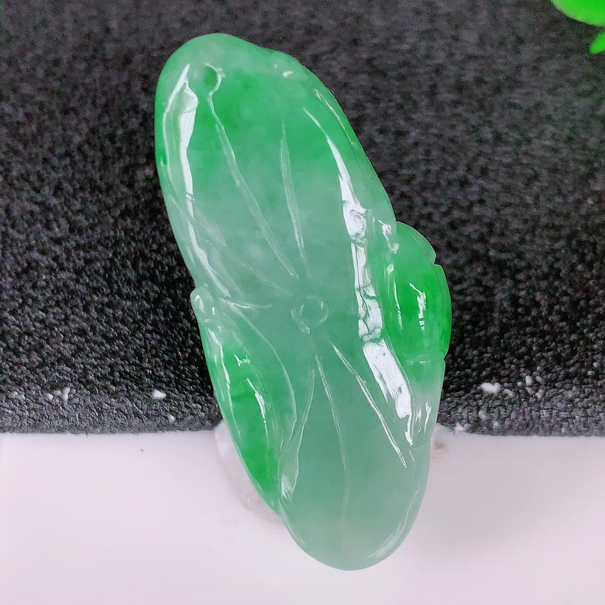 自然光实拍，冰润飘绿翡翠荷叶鱼、和和美美玉坠，财源广进，自然隐逸、荷本是素不着尘之物，有和美之寓意。#05.3