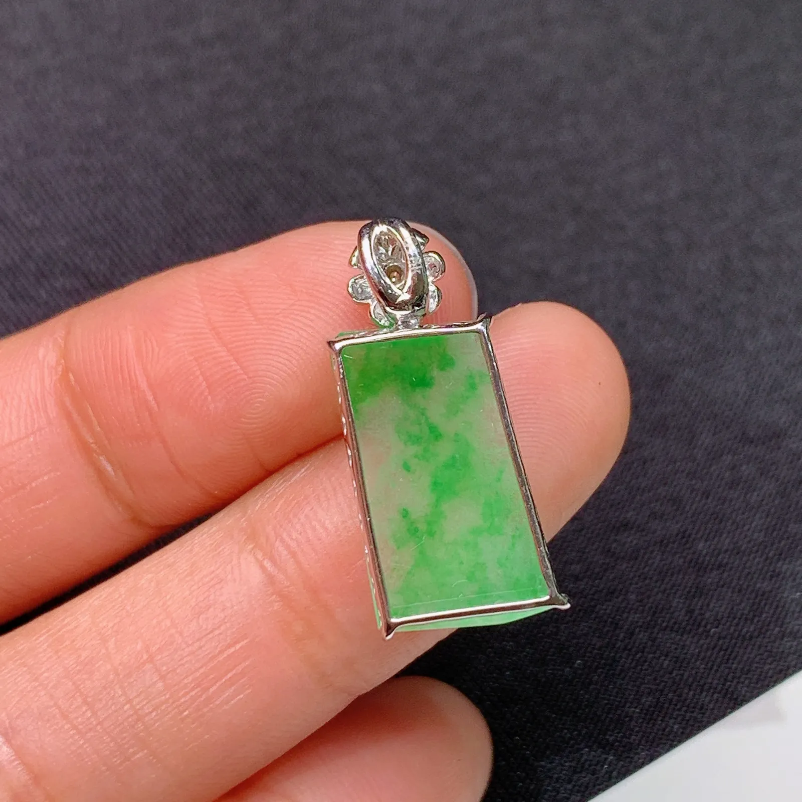 冰飘绿无事牌吊坠，18k金镶嵌，冰润色阳，玉质细腻，种水足 尺寸22.9*10.6*5