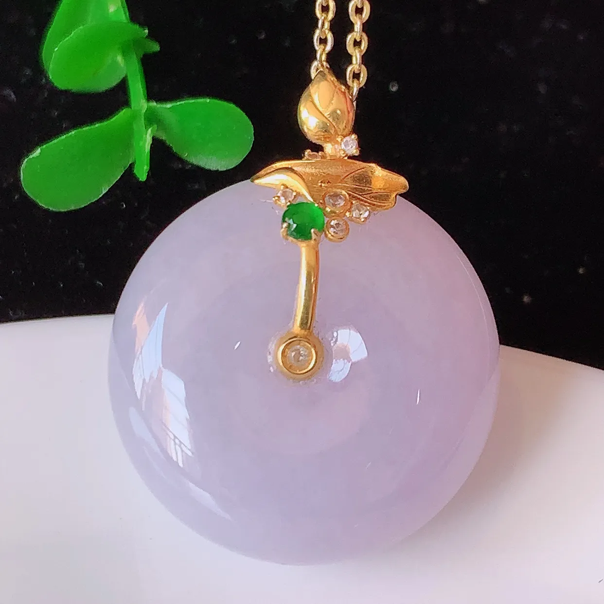 自然光实拍，18K金镶嵌水润紫罗兰翡翠平安扣吊坠，玉扣，冰润光泽，寓意平平安安，平安扣佩戴时尚漂亮！