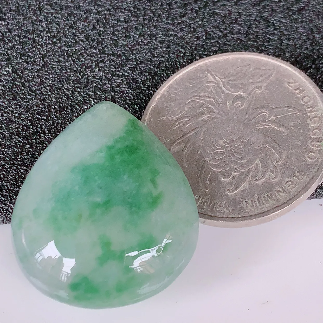 自然光实拍，冰种飘花翡翠蛋面，戒面，翠色灵动，玉质细腻，颜色漂亮，品相佳，佩戴佳品！#94.3