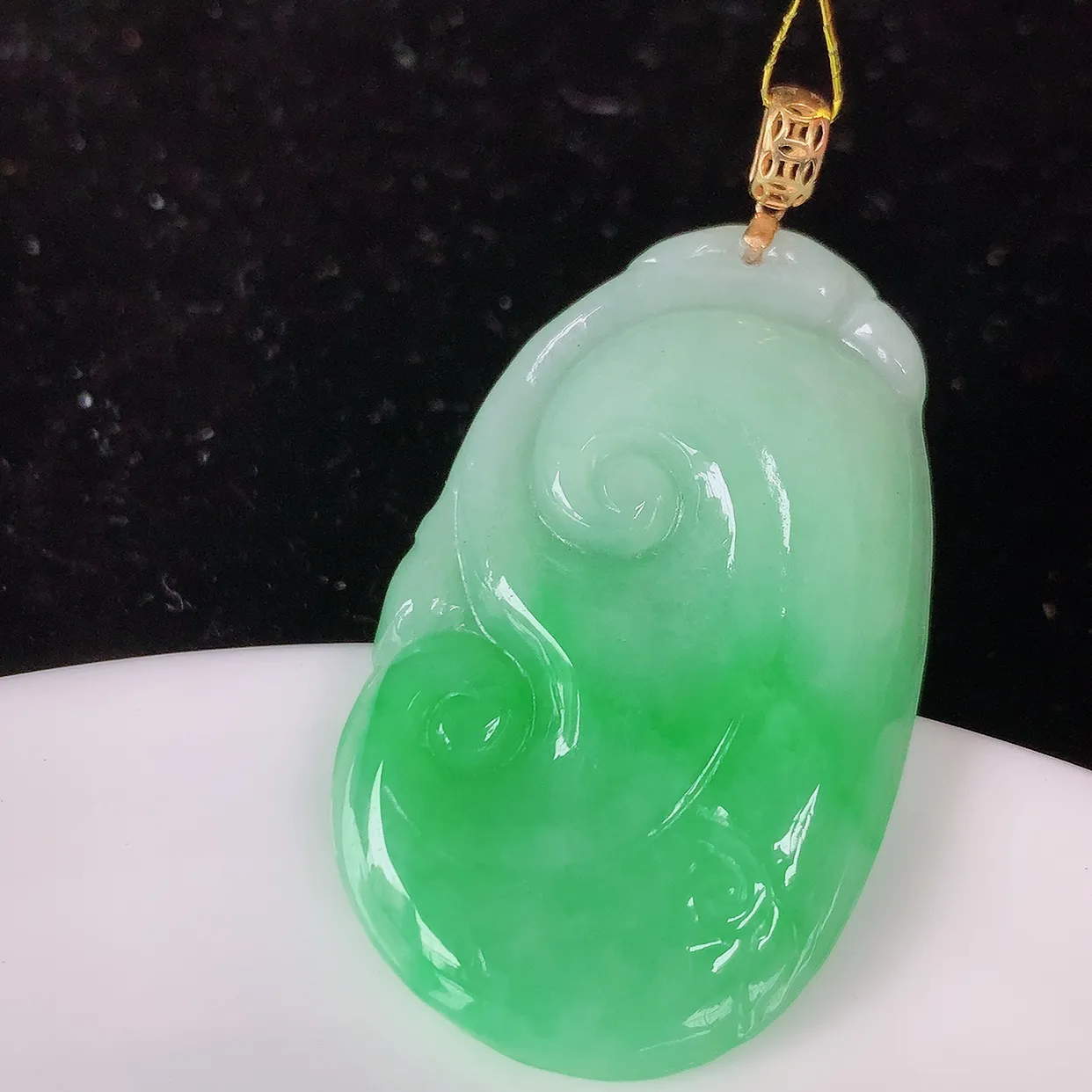 18k金镶嵌飘绿翡翠如意吊坠，沁人心脾，精致典雅的设计，为佩戴者，增添色彩，送礼自留都是佳品选择！#35.3