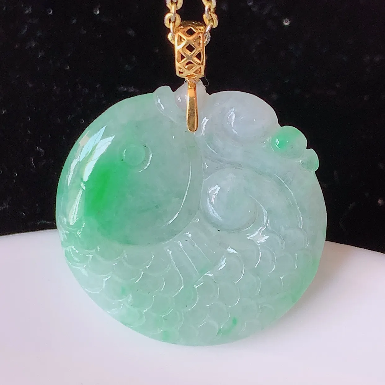 自然光实拍，18K金镶嵌冰润飘绿翡翠年年有余，自由自在玉吊坠，寓意财源广进，雕工婉约，栩栩如生，佩戴