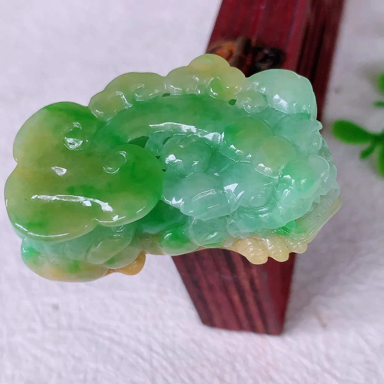 自然光实拍，冰润黄加绿翡翠霸王貔貅吊坠，民间有“一摸貔貅运程旺盛，再摸貔貅财运滚滚，三摸貔貅平步青云 ”的美好祝愿。#97.3