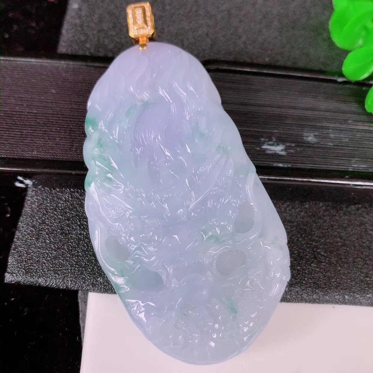 自然光实拍，18K金镶嵌紫罗兰飘花翡翠龙腾盛世、龙牌吊坠，种水好，雕工立体精致，佩戴霸气时尚！#00.3整体70.5裸石62*33.5*7.8