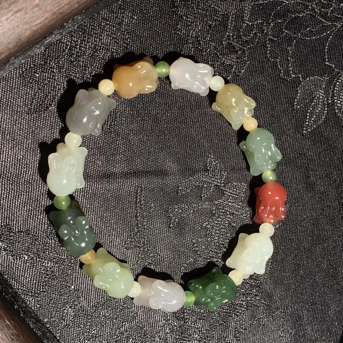 和田玉多宝前途无量兔子手串。单颗尺寸12/9/9重20克。玉质细腻油润。手推出油。佩戴高端典雅。lt