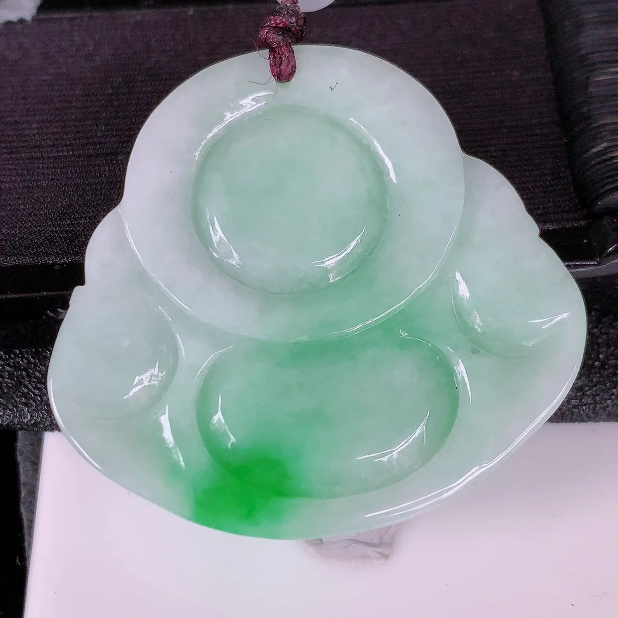 自然光实拍，冰润飘绿翡翠佛公吊坠，翡翠开心笑佛，种老水足，颜色漂亮，立体饱满圆润，佩戴效果赞#46.3