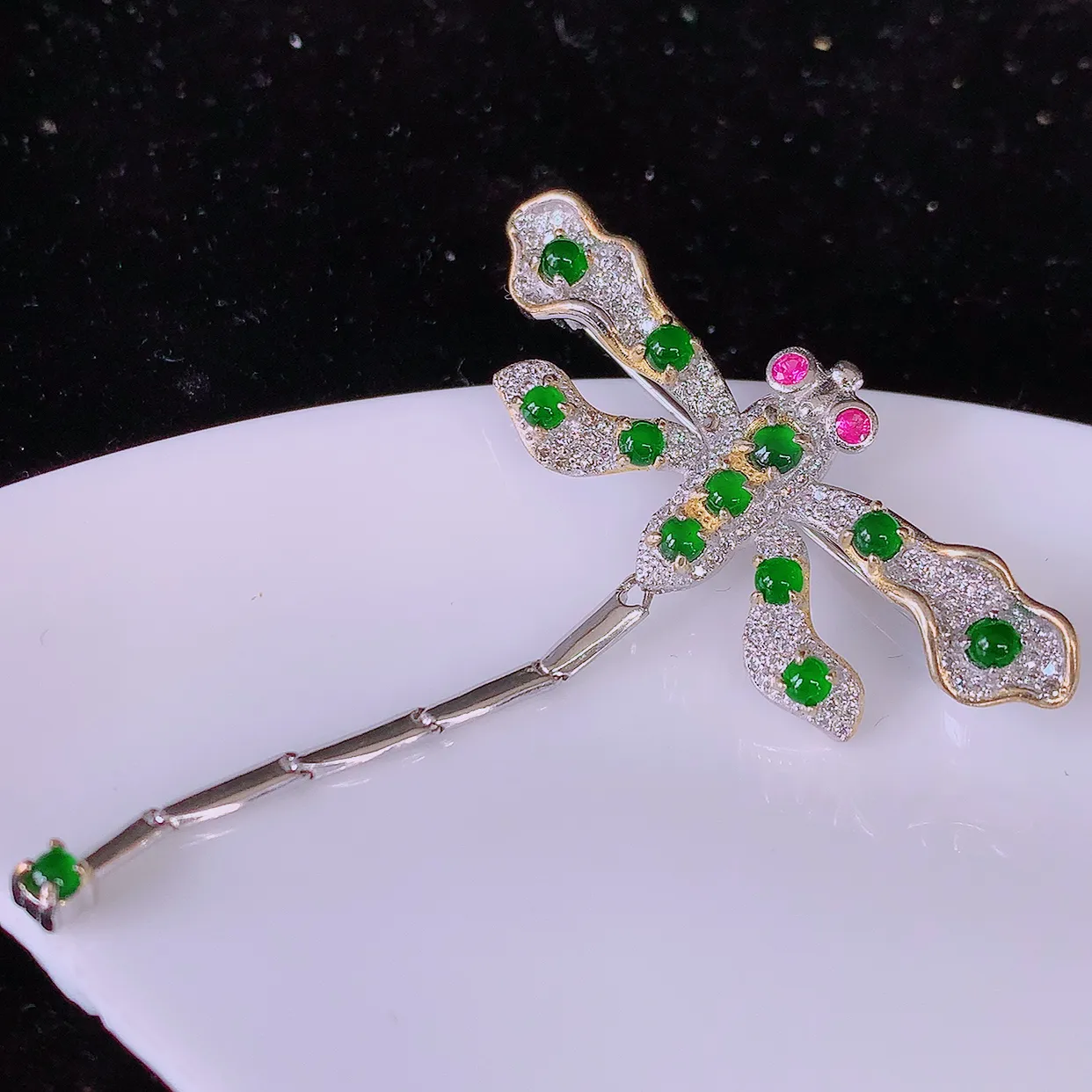 冰透满绿翡翠925银镶嵌蜻蜓胸针，自然光实拍，翠色灵动，颜色漂亮，种老水足，品相佳，佩戴佳品！#98.5整体54*41.5*8裸石2.5*2.5