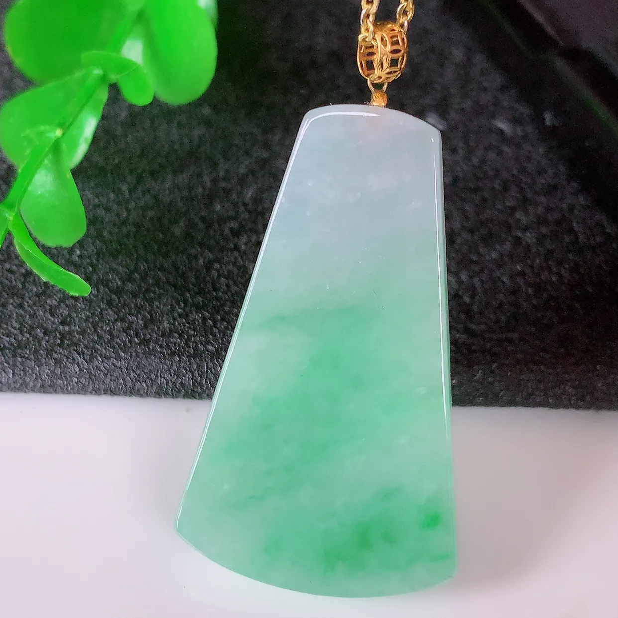 18k金镶嵌冰润飘绿翡翠平安无事牌吊坠，款式新颖时尚，日常百搭的款。清秀高雅，佩戴优雅高贵！#41.3