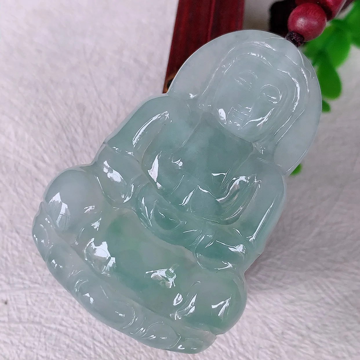自然光实拍，冰种翡翠观音菩萨吊坠，净瓶观音，冰透亮泽，美观亮丽，观音面相端庄#46.3