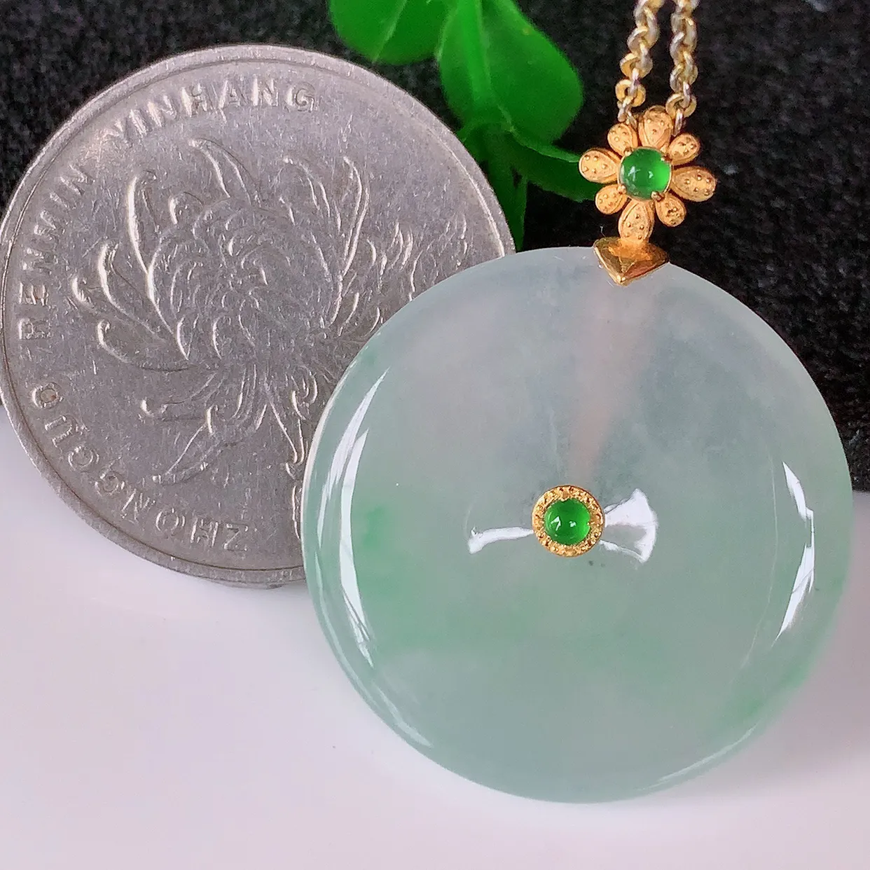 18K金镶嵌冰种飘绿翡翠平安扣吊坠，水润光泽，寓意平平安安，佩戴时尚漂亮！#41.3整体30.5-24-5.2裸石24*24