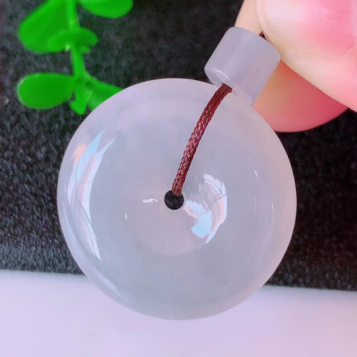 自然光实拍，冰种翡翠平安扣吊坠，形体饱满圆润，平安扣肥嘟嘟的，平平安安，种水很好，配戴精美！#41.5