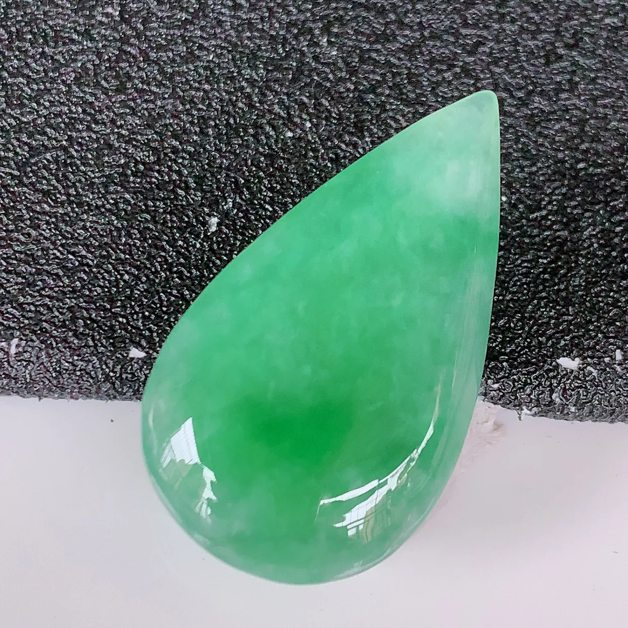 自然光实拍，冰飘绿翡翠水滴蛋面，翠色灵动，玉质细腻，颜色漂亮，品相佳，佩戴佳品！#94.3