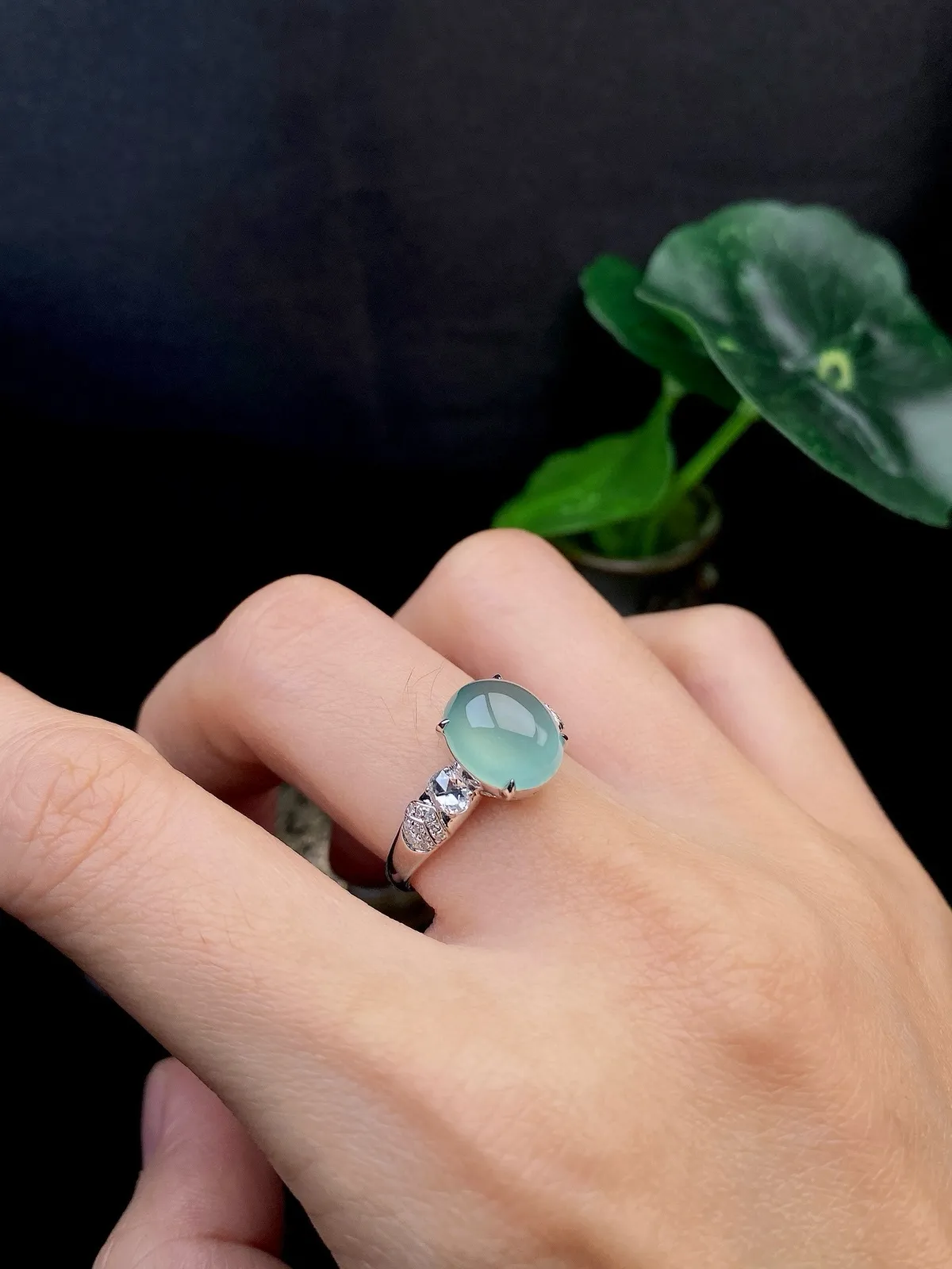 【冰种晴蛋面戒指】饱满度很好，无纹无裂，晶莹剔透，18k金钻镶嵌，裸石尺寸10.2*8.9*4.8毫米