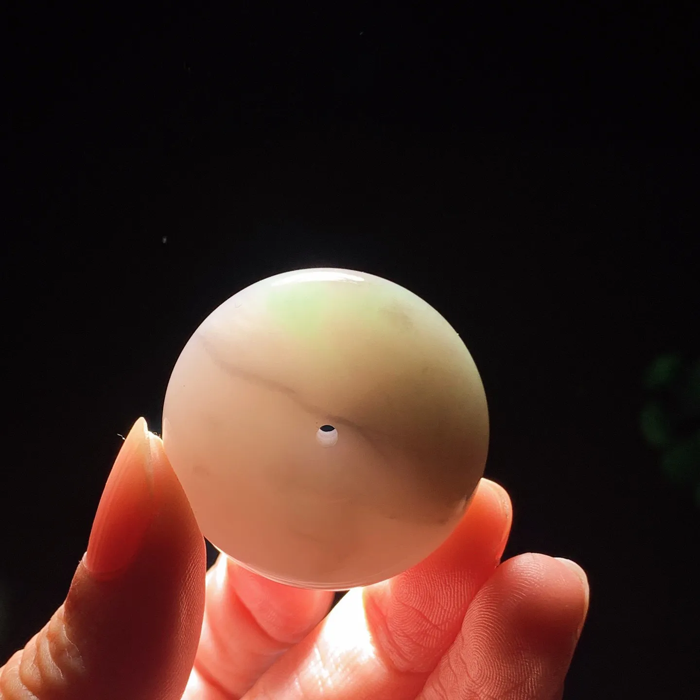 和田玉青海翠翠紫平安扣挂件。尺寸34/12重26.3克。玉质细腻油润。手推出油。佩戴高端典雅。lt251206