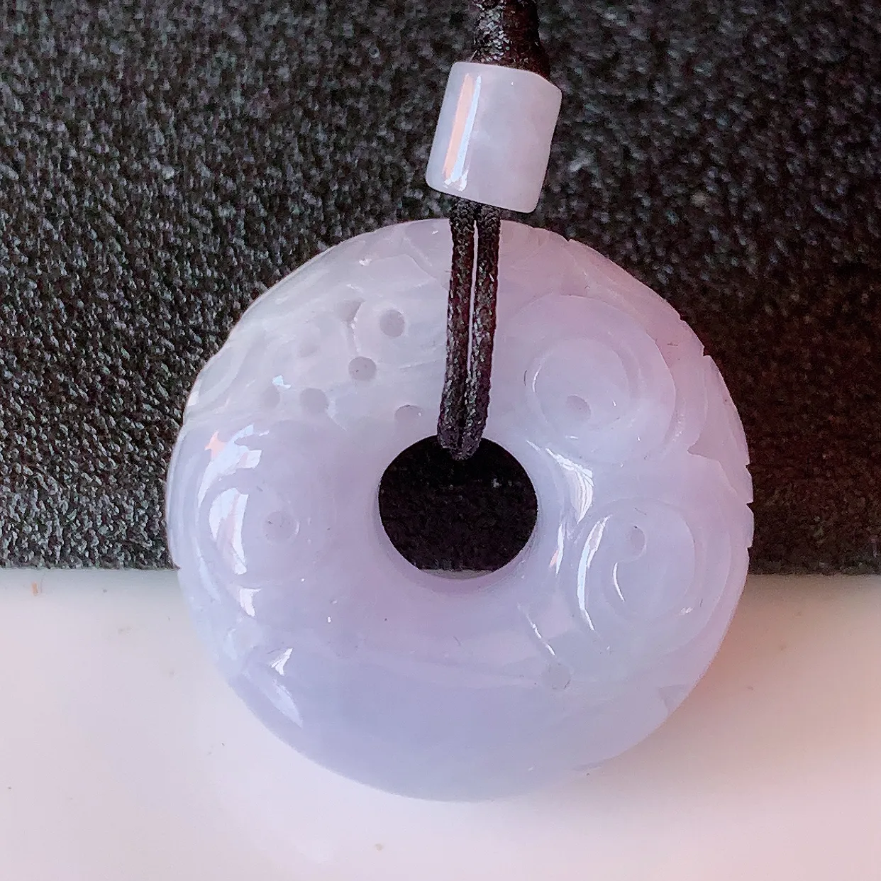 自然光实拍，冰润紫罗兰翡翠平安扣吊坠，形体饱满圆润，平安扣肥嘟嘟的，平平安安，种水很好，配戴精美！#57.5