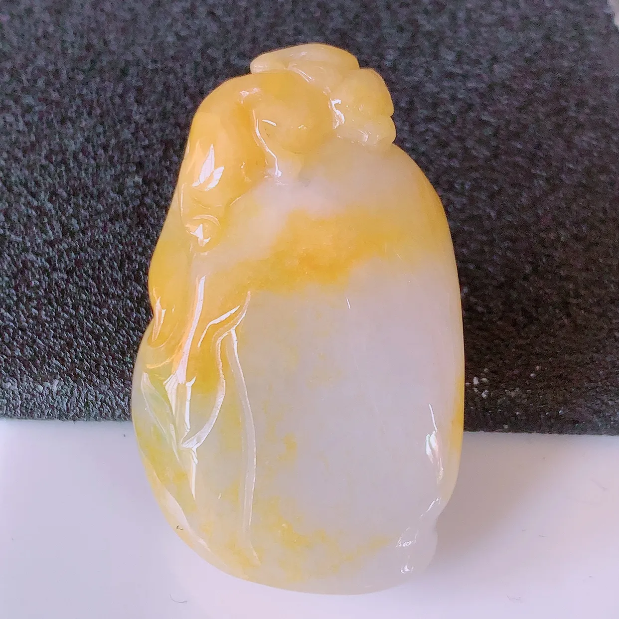 自然光实拍，冰润黄翡双彩翡翠生肖灵猴献瑞吊坠，翠色灵动，种老水足，寓意好，品相佳，佩戴佳品！#32.