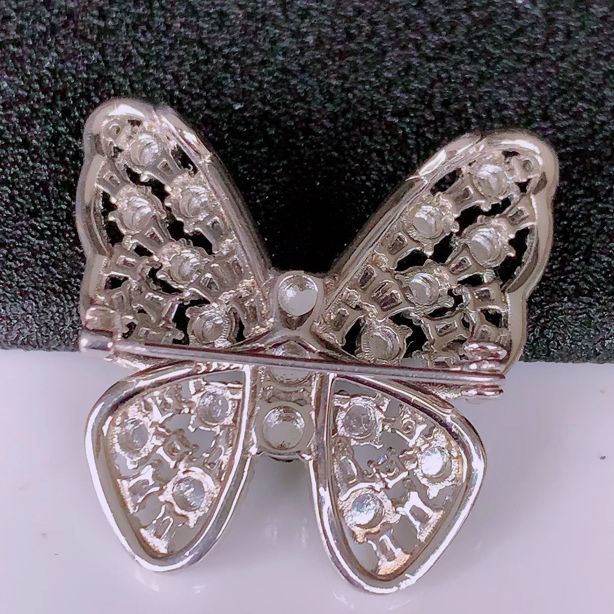 冰透满绿翡翠925银镶嵌蝴蝶胸针，自然光实拍，翠色灵动，颜色漂亮，种老水足，品相佳，佩戴佳品！#97.3整体31*31*9.2取一裸石2.5*2.5