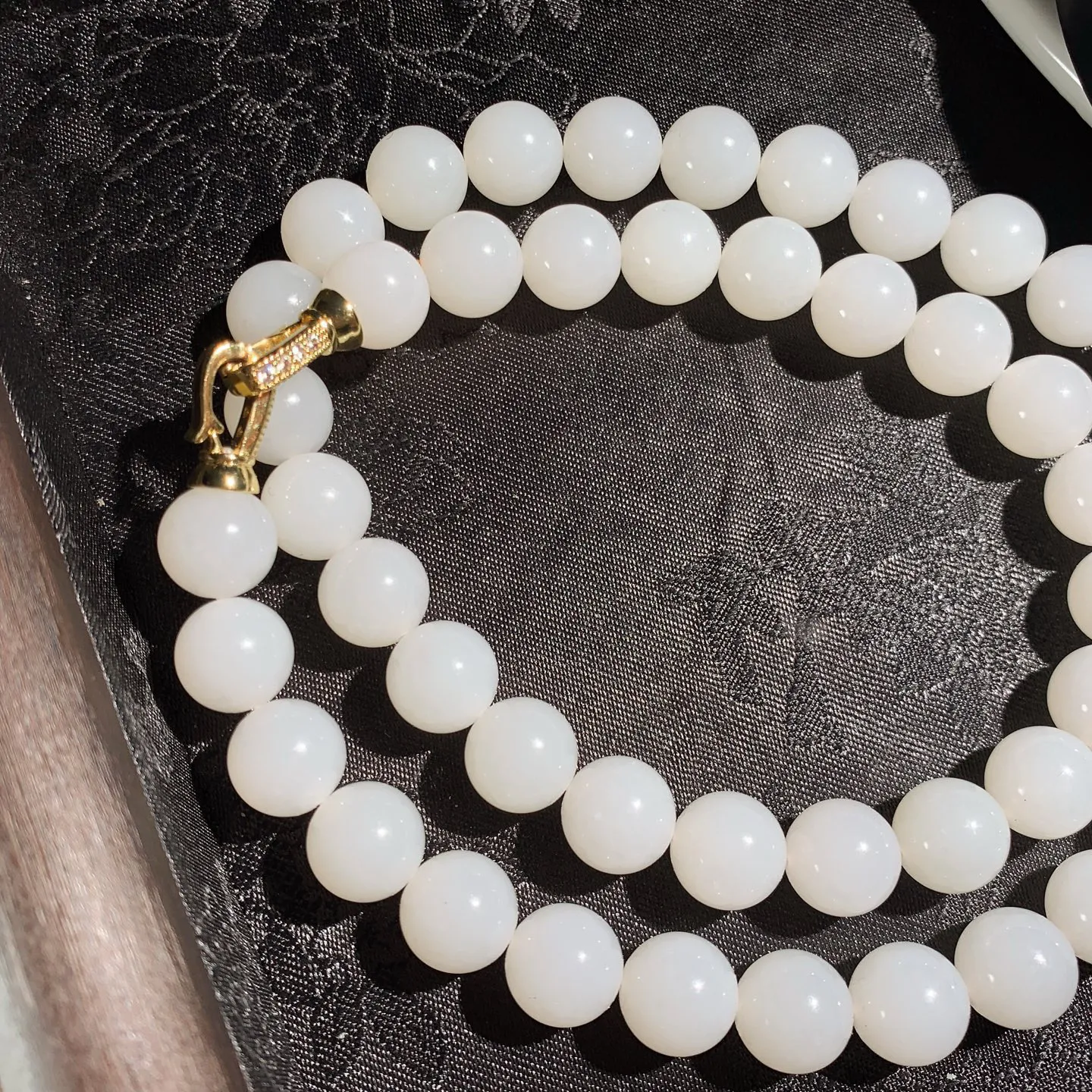 新疆和田玉白玉羊脂白项链。白玉妈妈链。单颗尺寸10。玉质细腻油润。手推出油。佩戴高端典雅。lt251205