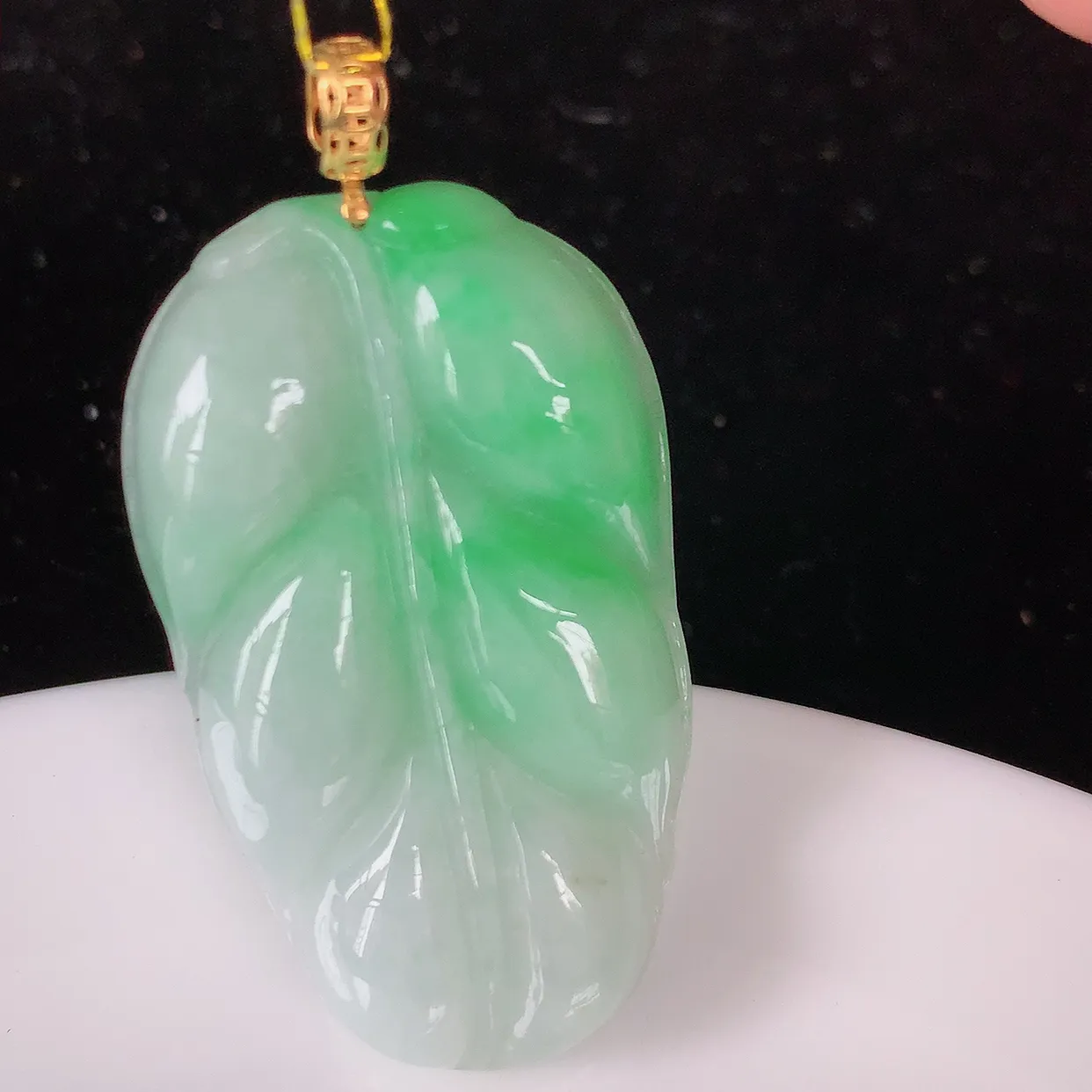 18K金镶嵌飘绿翡翠叶子吊坠 ，种水足，色泽清新，工艺精湛，叶子寓意美好；金枝玉叶，事业有成。#35.6